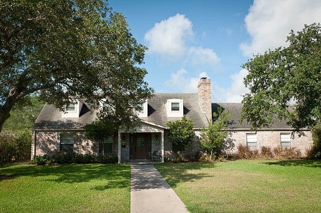 1st image of 817 Brookhollow Dr