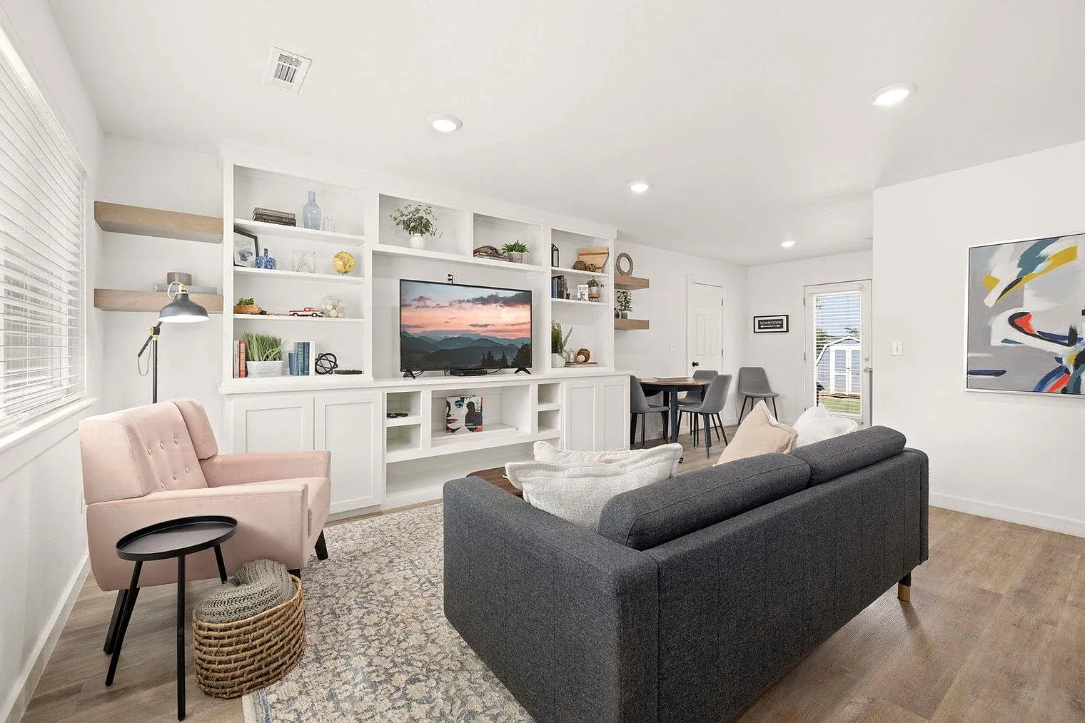 2 bed, 1.0 bath, 990 sqft, $4,017 — Photo 2