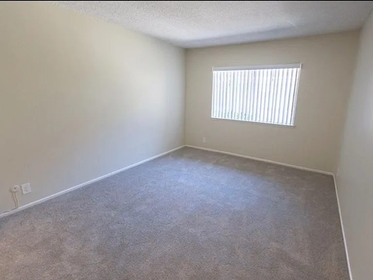 18400 Prairie Street — Photo 27