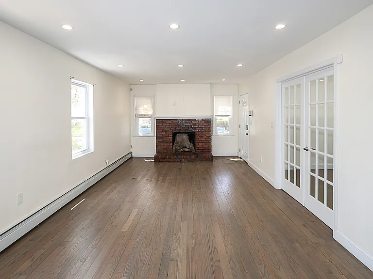 987 Kings Pkwy — Photo 14