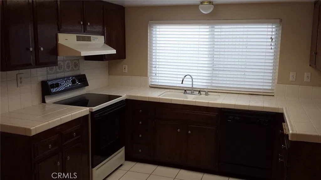 3 bed, 1.5 bath, 1560 sqft, $3,950 — Photo 2