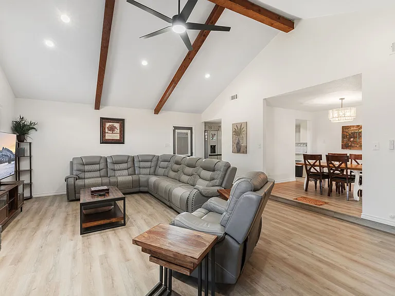 110 Forest Cir — Photo 2
