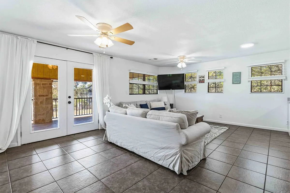 5 bed, 3.0 bath, 1920 sqft, $2,300 — Photo 2