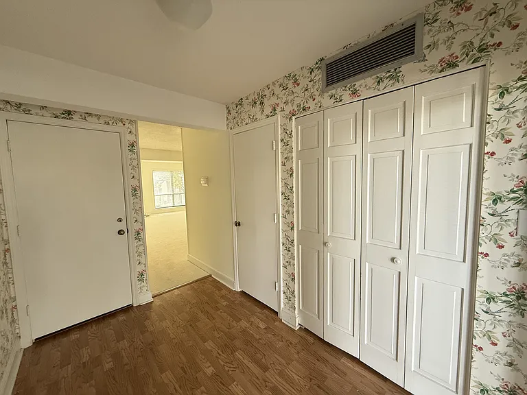 155 Beaufort Ct — Photo 2