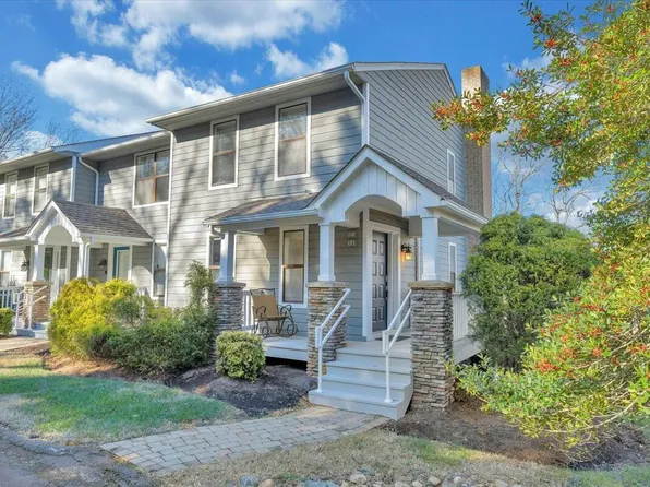 171 Shore Dr, Moneta, VA 24121