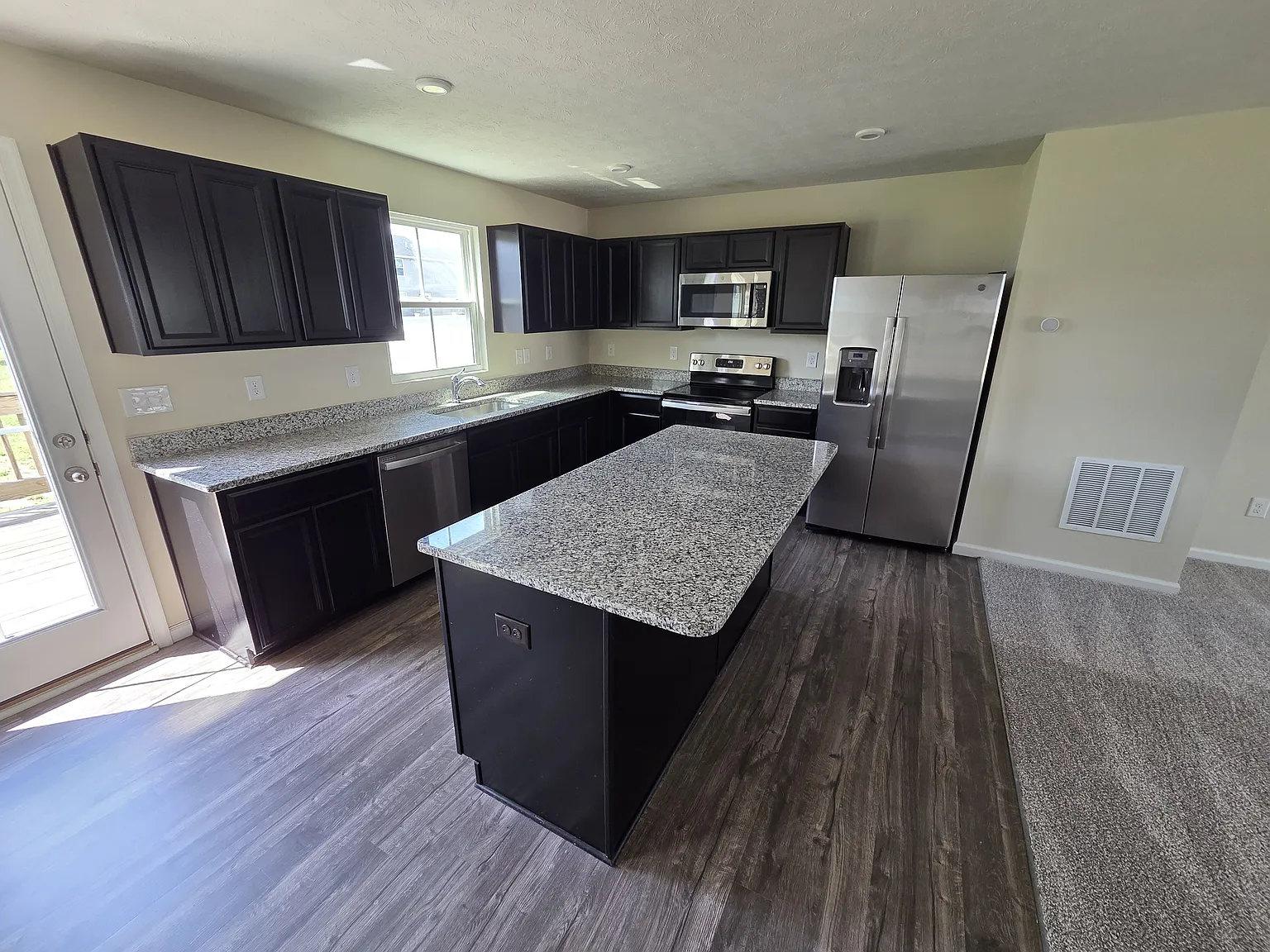 4 bed, 2.5 bath, 1918 sqft, $2,600 — Photo 2