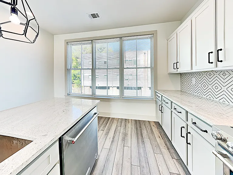 583 King Arnold St — Photo 6