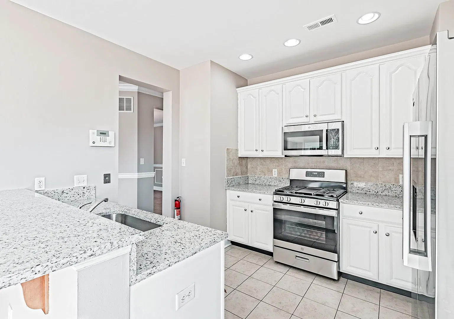 Middletown - 4 bedroom, 2.5 bath in Willow Grove Mill — Photo 4