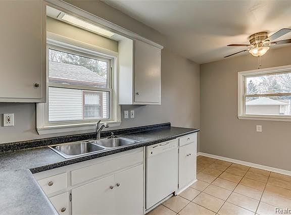 3rd image of 18228 Powers Ave