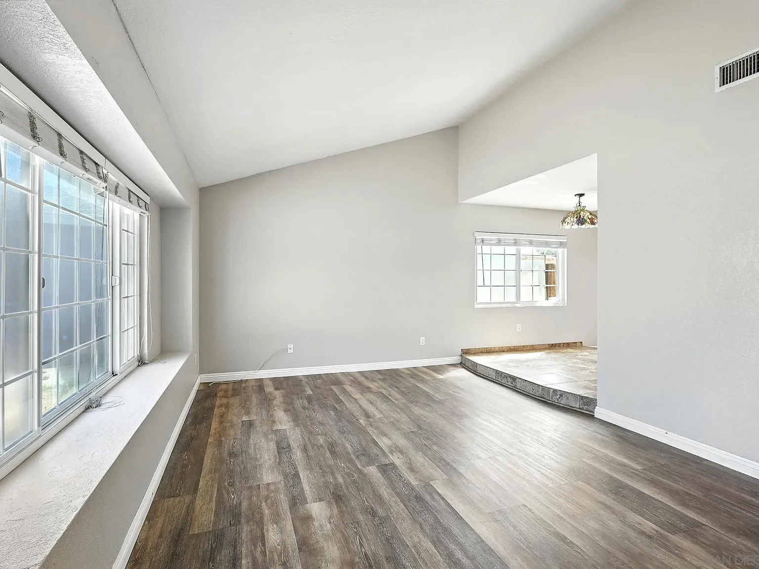 4 bed, 3.0 bath, 1550 sqft, $4,500 — Photo 2