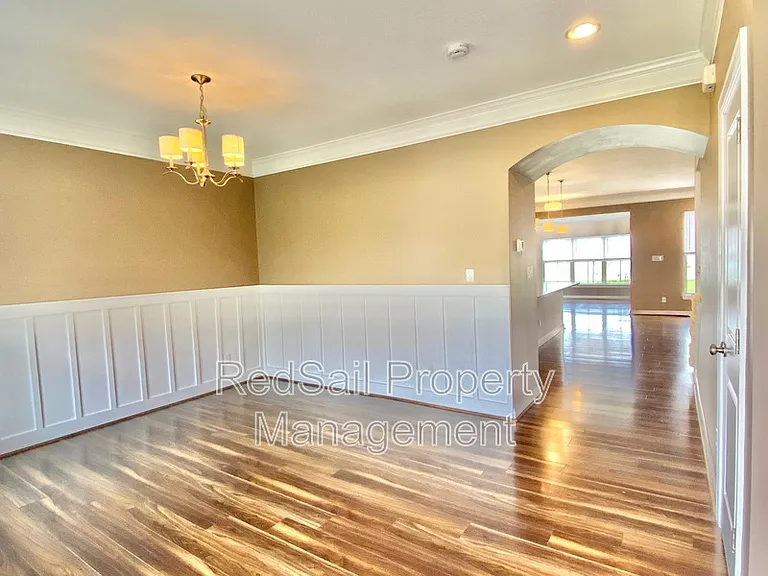 217 Manor Dr — Photo 3