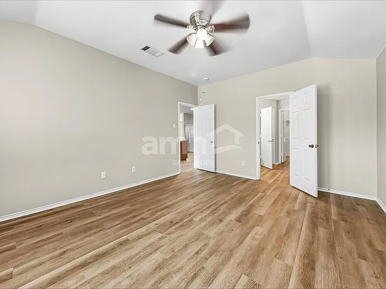 429 Grant Ln — Photo 14