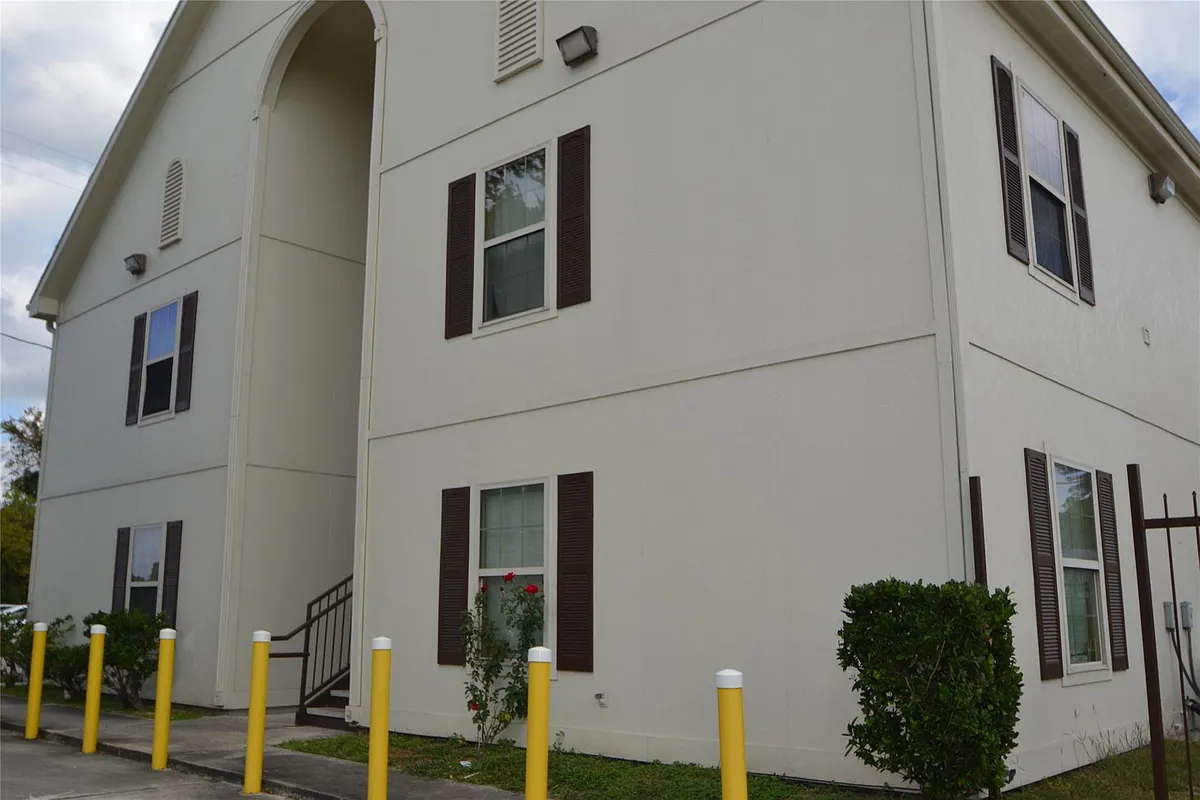 Building Photo - 304 Dell Ct #6
