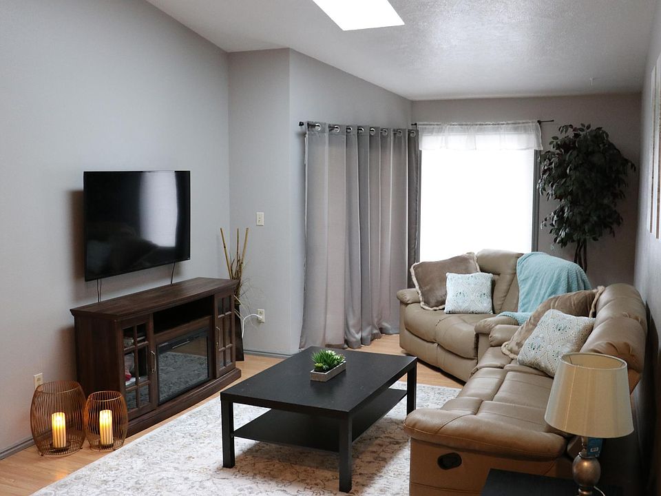 Main living room fully furnished. The sliding door behind the curtain leads to the balcony.