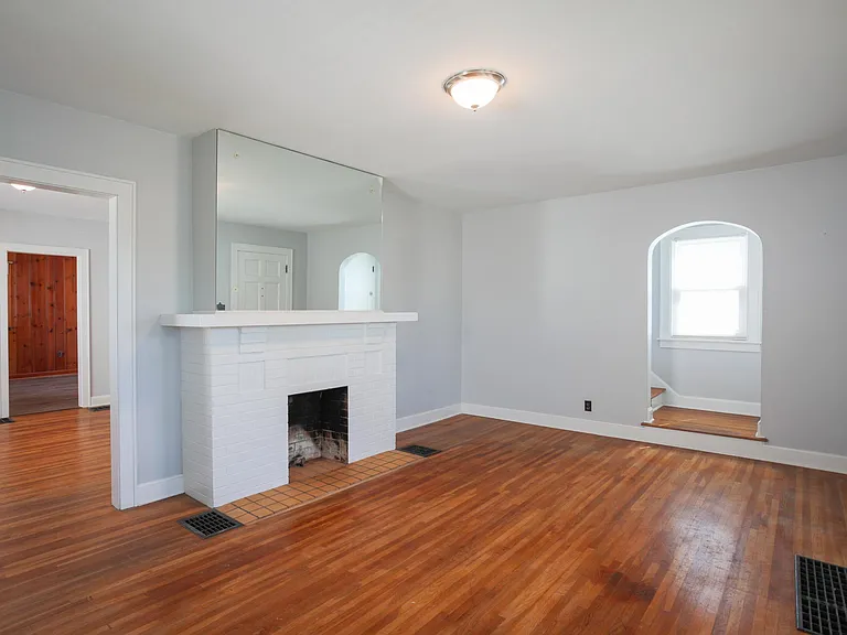 815 E Chestnut St — Photo 10