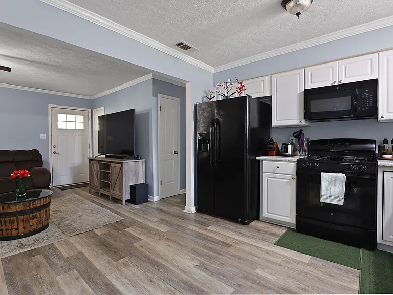 226 Larchmont Dr — Photo 15