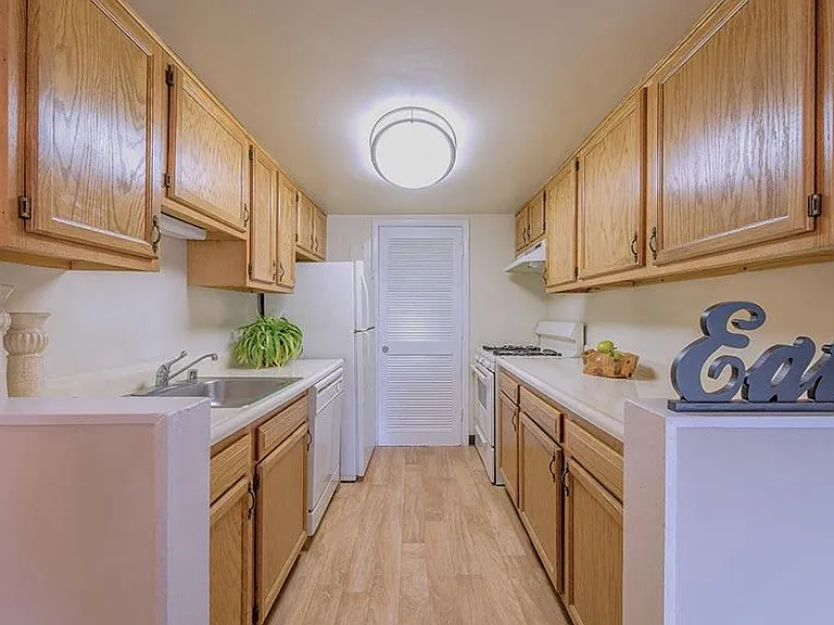 Rollingwood Apartments — Photo 11