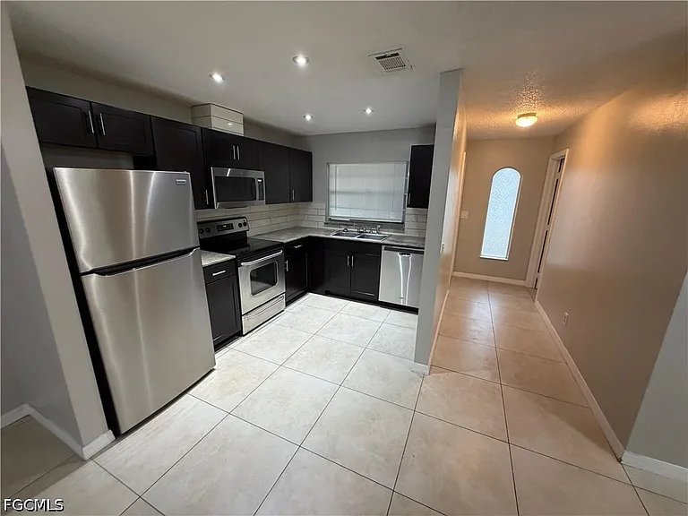 702 SE 47th St #2 — Photo 3