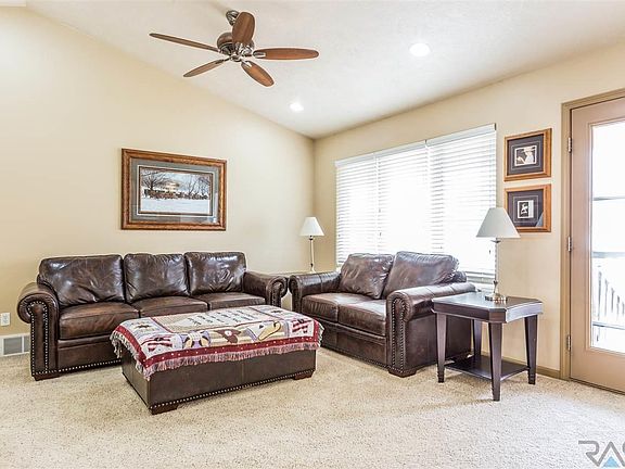 4th image of 604 Rosewood Dr