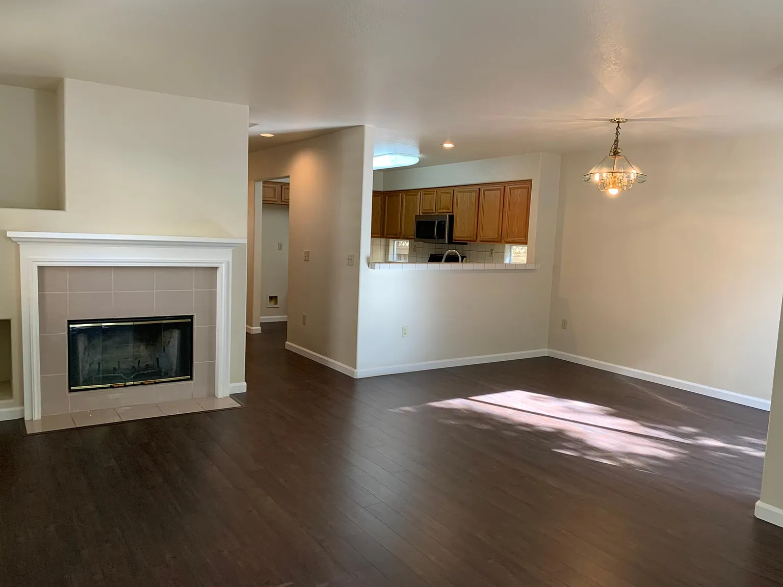 3 bed, 2.5 bath, 1471 sqft, $4,200 — Photo 4