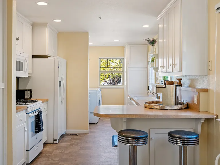 1310 Peach St — Photo 10