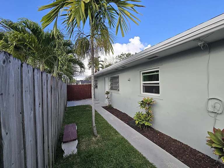 1021 SW 32nd Ct #1-2 — Photo 10