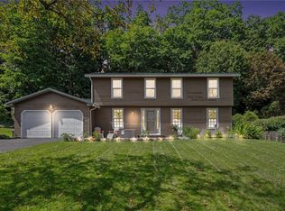 25 Chipping Rdg, Fairport, NY 14450