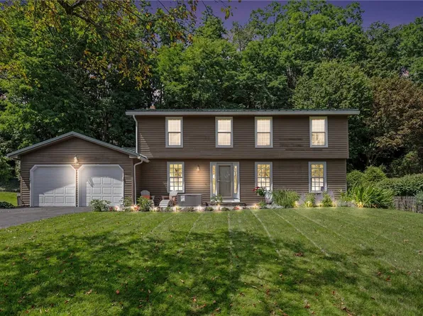 25 Chipping Rdg, Fairport, NY 14450