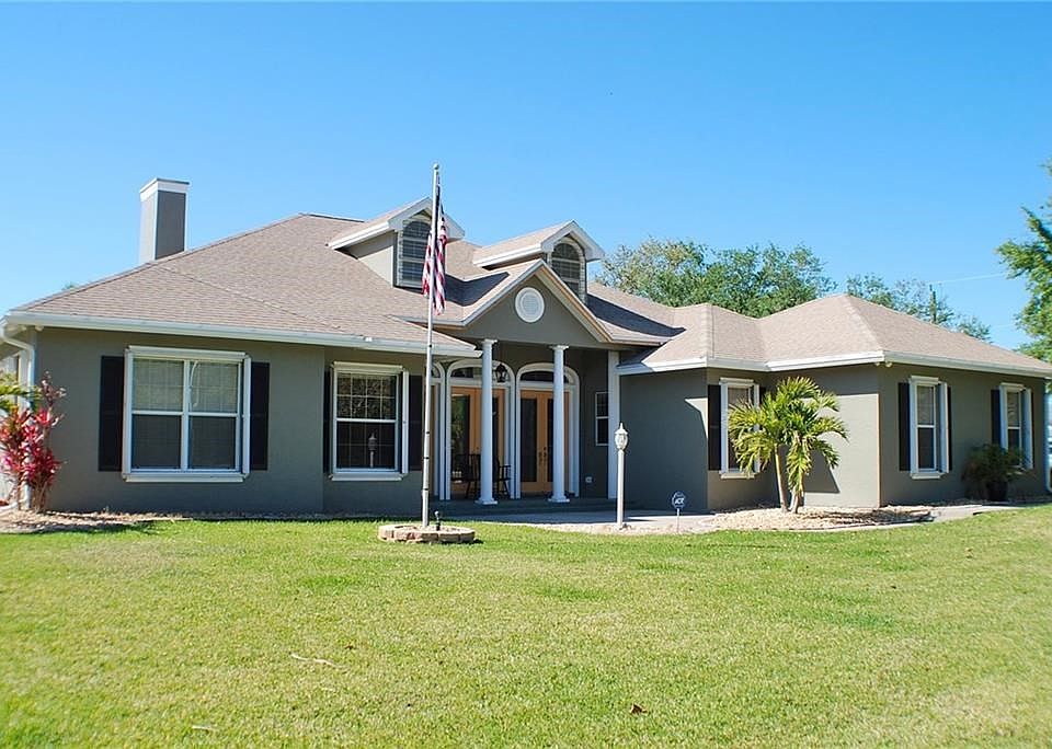 Impeccable CBS home on over an acre in desirable SW section of Okeechobee
