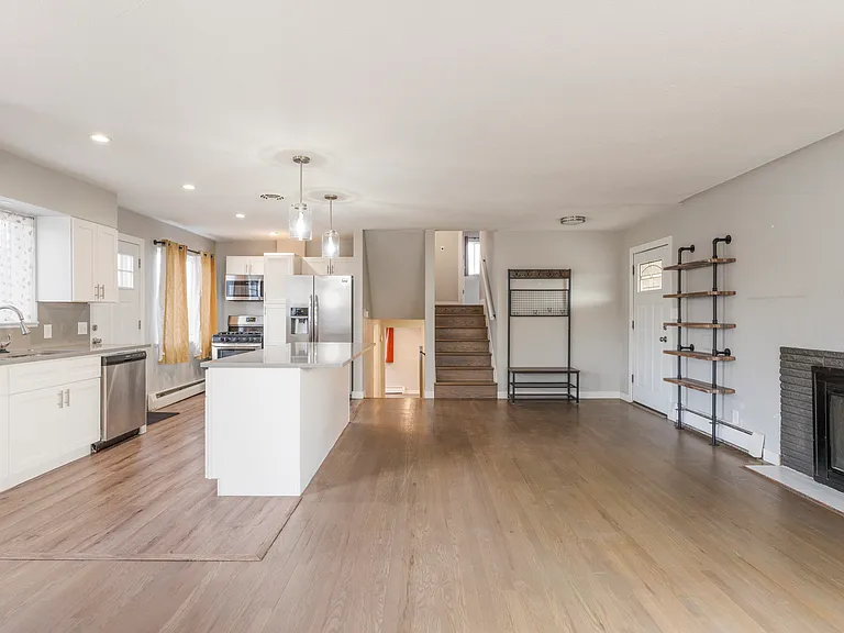 2224 Kenton St — Photo 7