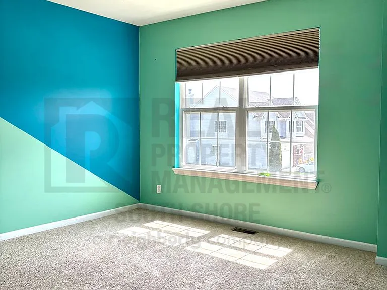 1140 Hyde Park — Photo 11