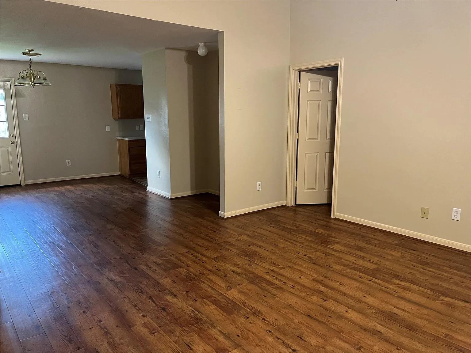 3 bed, 2.0 bath, 1209 sqft, $1,595 — Photo 3