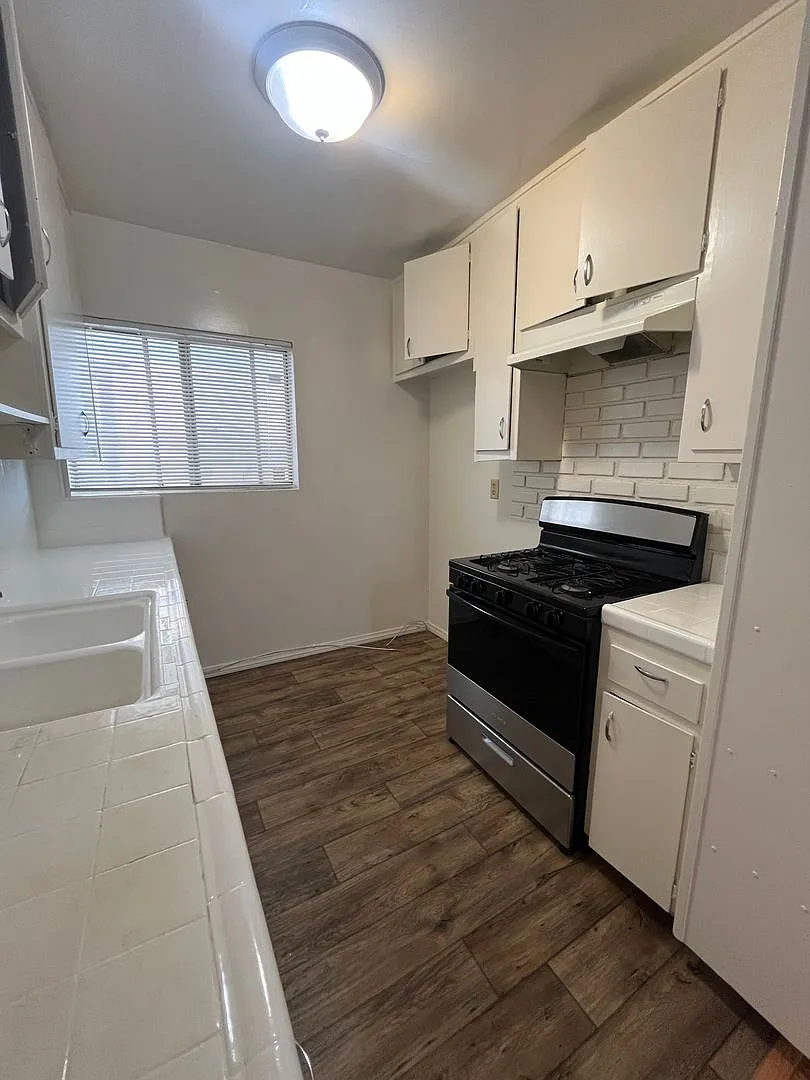 Spacious 2 Bedroom Apartment in Glendale! — Photo 1