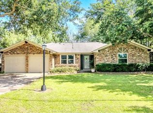 737 Carolyn St, Winnie, TX 77665