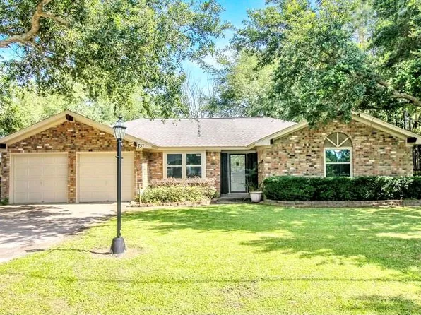 737 Carolyn St, Winnie, TX 77665