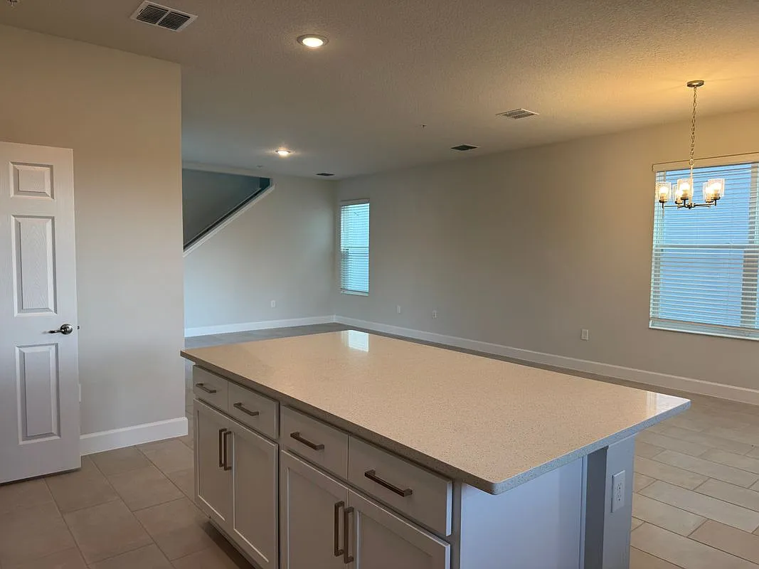 4 bed, 2.5 bath, 2498 sqft, $2,700 — Photo 3