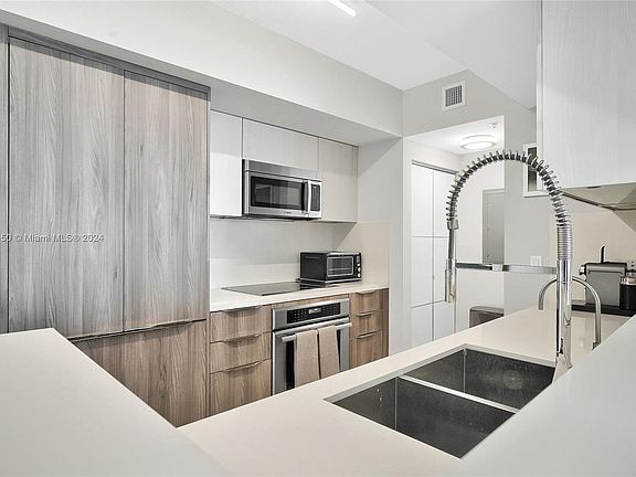 5th image of 325 Biscayne Blvd APT 2021