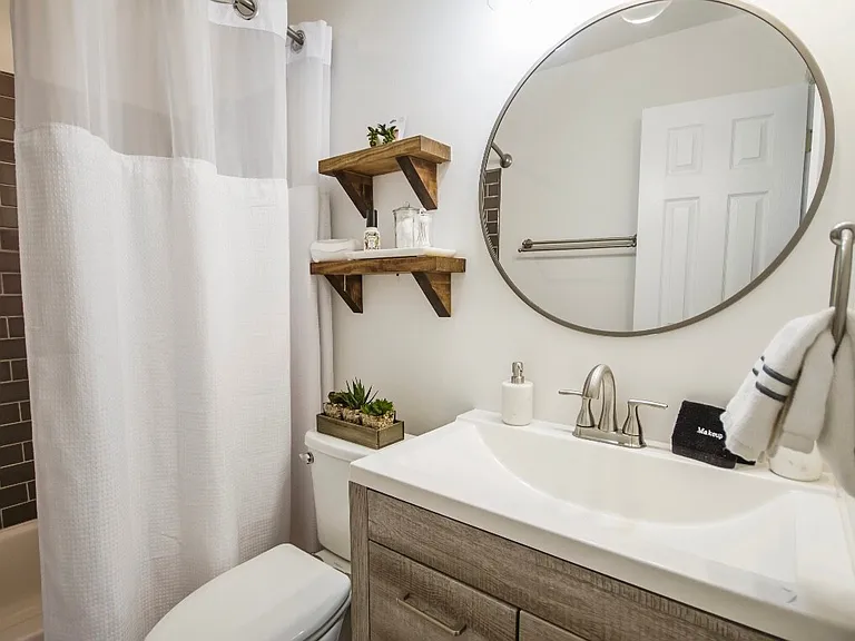 Full size update bathroom.