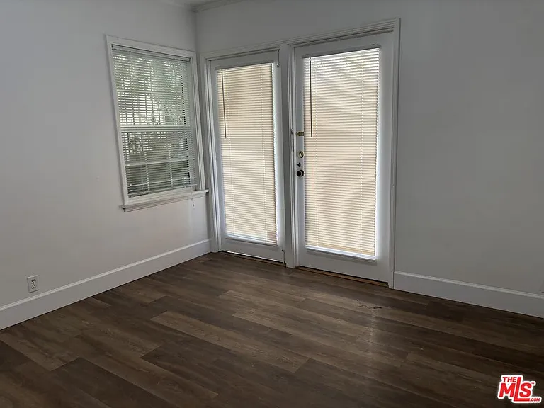 1638 Greenfield Ave — Photo 15
