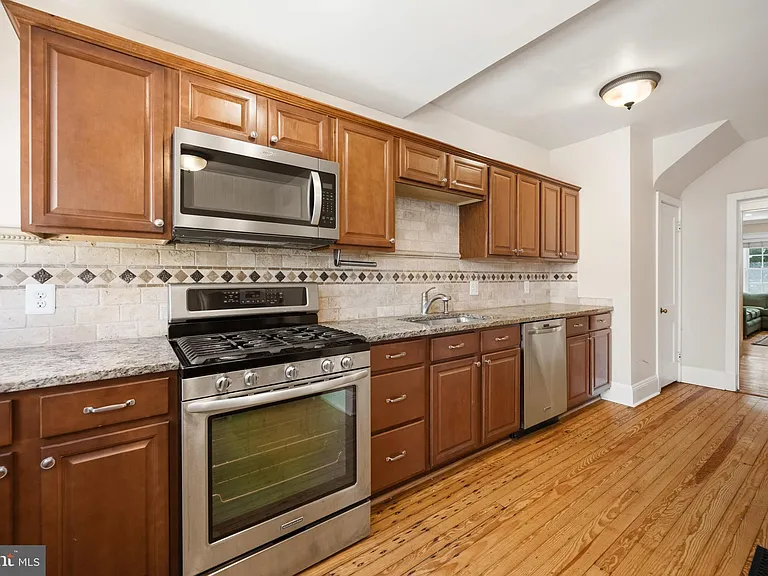 214 E University Pkwy — Photo 19