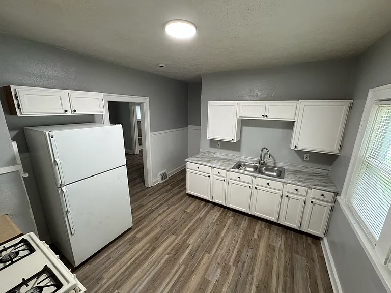 12701 Rexford Ave — Photo 11