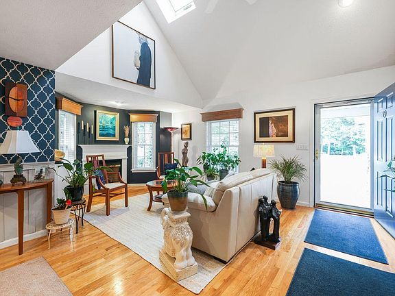 3rd image of 29 Stratford Place #9