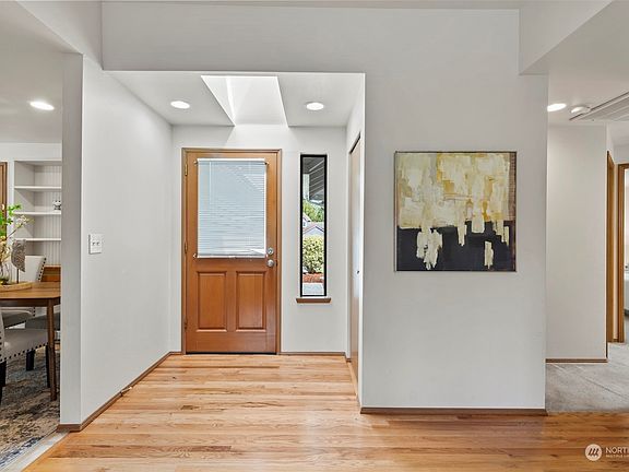 4th image of 909 223rd Court NE