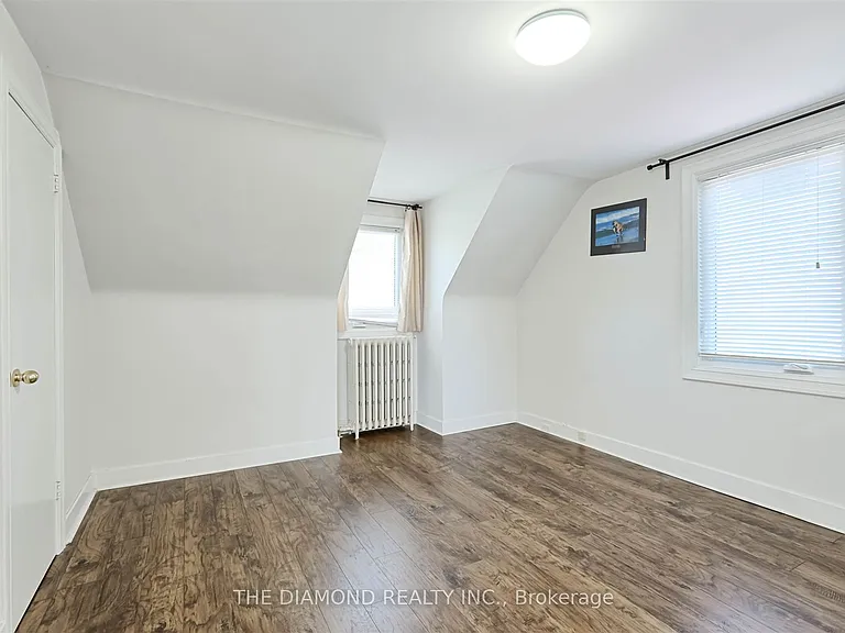 3927 Bloor St W — Photo 21
