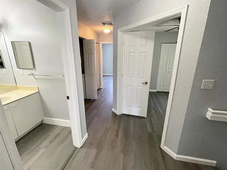 6301 Landings Ter — Photo 17
