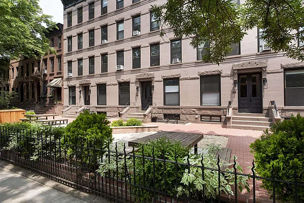 Rented by Bold New York | media 24