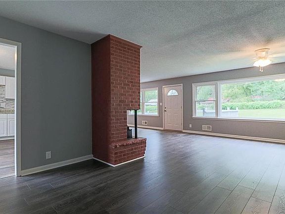 Beautiful Entryway w Tons of Natural Light!