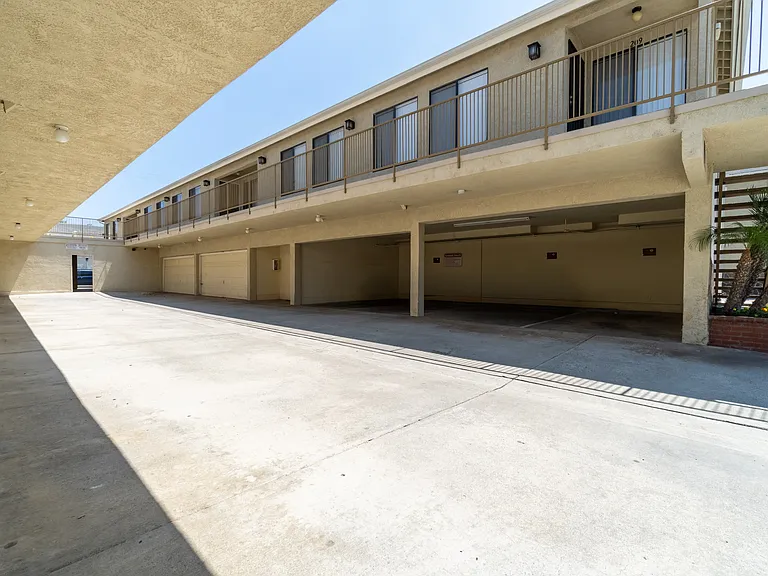 Claudina Apartments — Photo 19