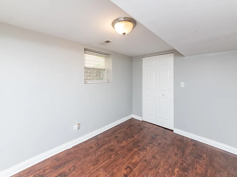 5344 W Eddy St #G — Photo 9