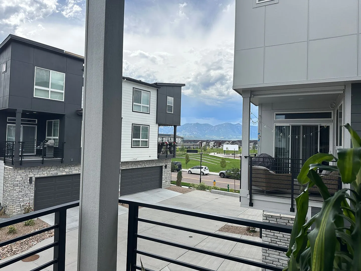 Modern Victory Ridge Townhouse with Mountain Views & 2-Car Garage — Photo 4